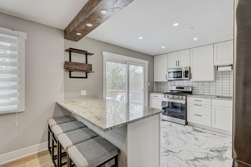 Image 19 of property listing at 4721 Huntington Boulevard, Hoffman Estates, IL 60192