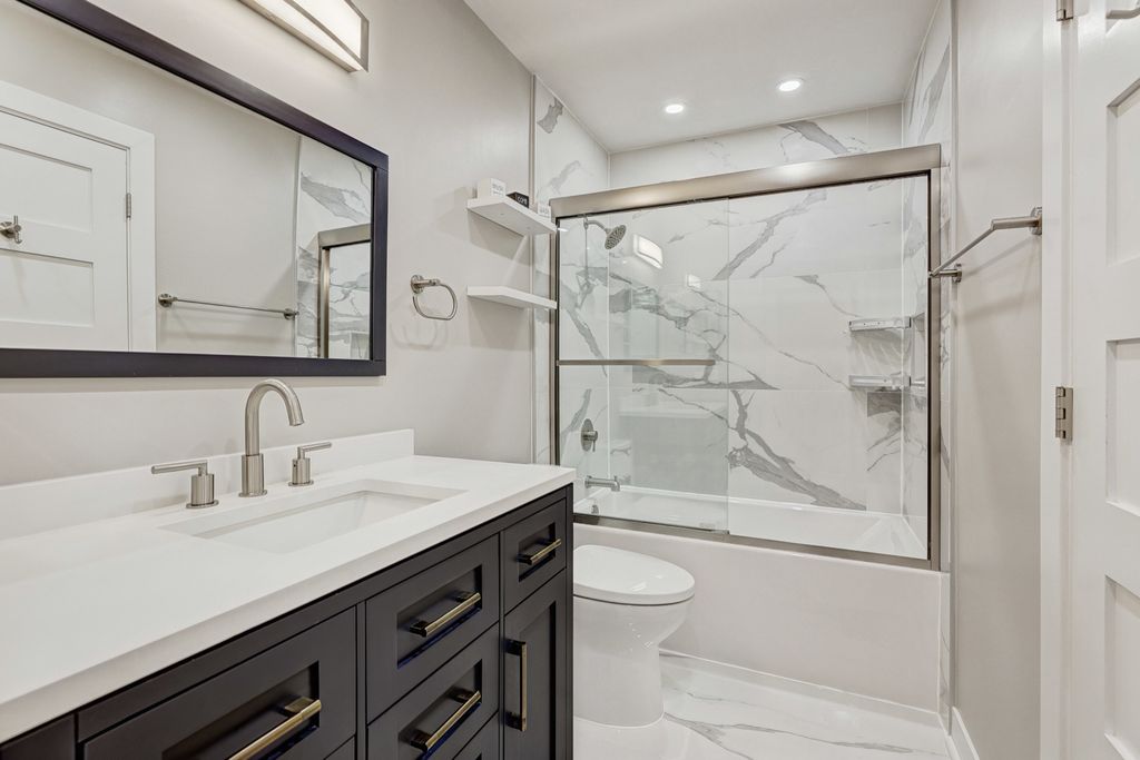 Image 21 of property listing at 4721 Huntington Boulevard, Hoffman Estates, IL 60192