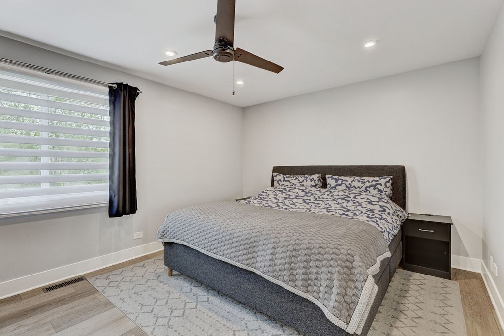 Image 22 of property listing at 4721 Huntington Boulevard, Hoffman Estates, IL 60192