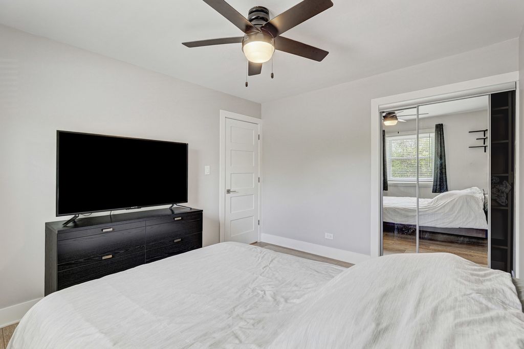 Image 25 of property listing at 4721 Huntington Boulevard, Hoffman Estates, IL 60192