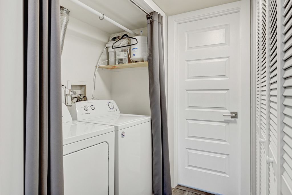 Image 9 of property listing at 4721 Huntington Boulevard, Hoffman Estates, IL 60192