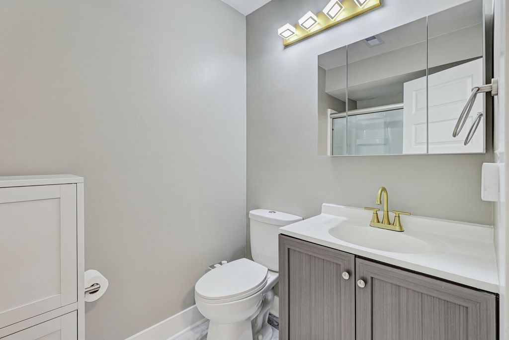 Image 10 of property listing at 4721 Huntington Boulevard, Hoffman Estates, IL 60192