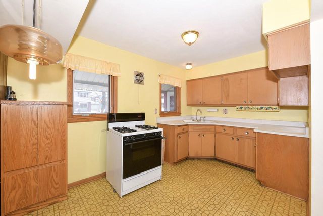 6124 W Spokane STREET, Milwaukee, WI 53223