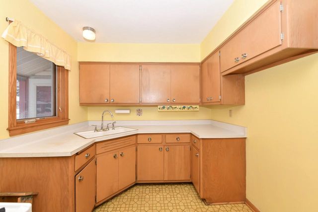 6124 W Spokane STREET, Milwaukee, WI 53223