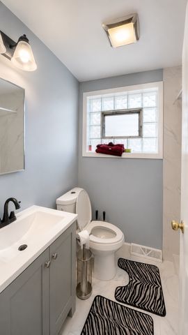 8635 S Burnham Avenue, Chicago, IL 60617