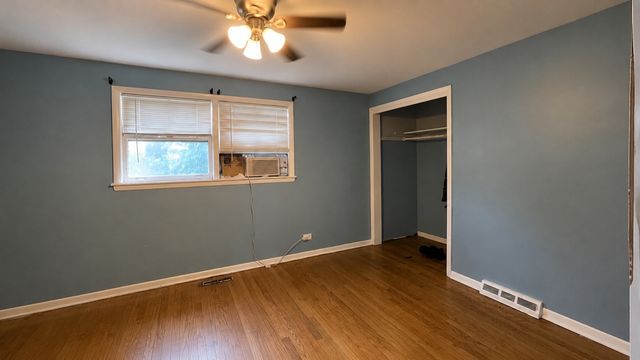 8635 S Burnham Avenue, Chicago, IL 60617