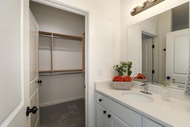 5246 Pinecrest Ct N, Bel Aire, KS 67220