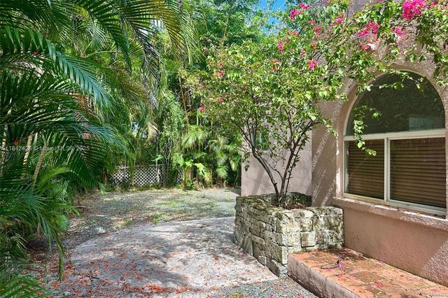 542 NE 130th St, North Miami, FL 33161