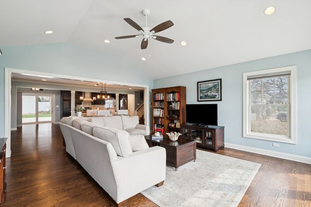 614 West Street, Libertyville, IL 60048