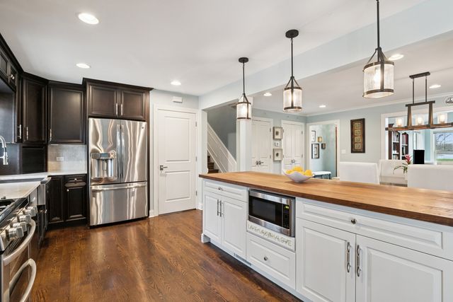 614 West Street, Libertyville, IL 60048