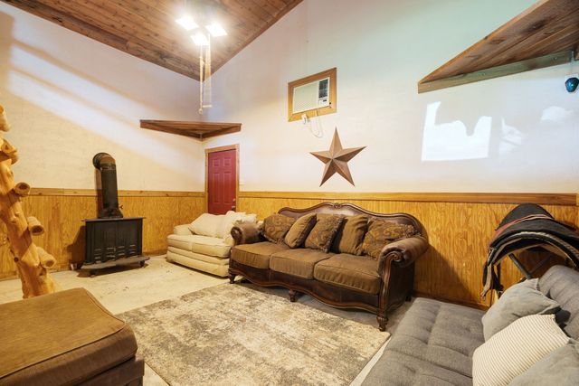 690 County Road 15560, Paris, TX 75462