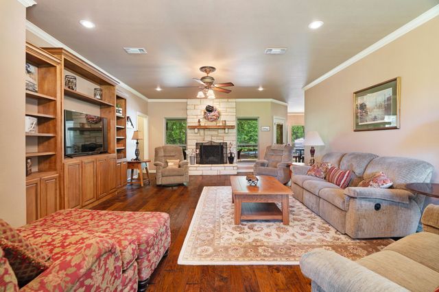 690 County Road 15560, Paris, TX 75462