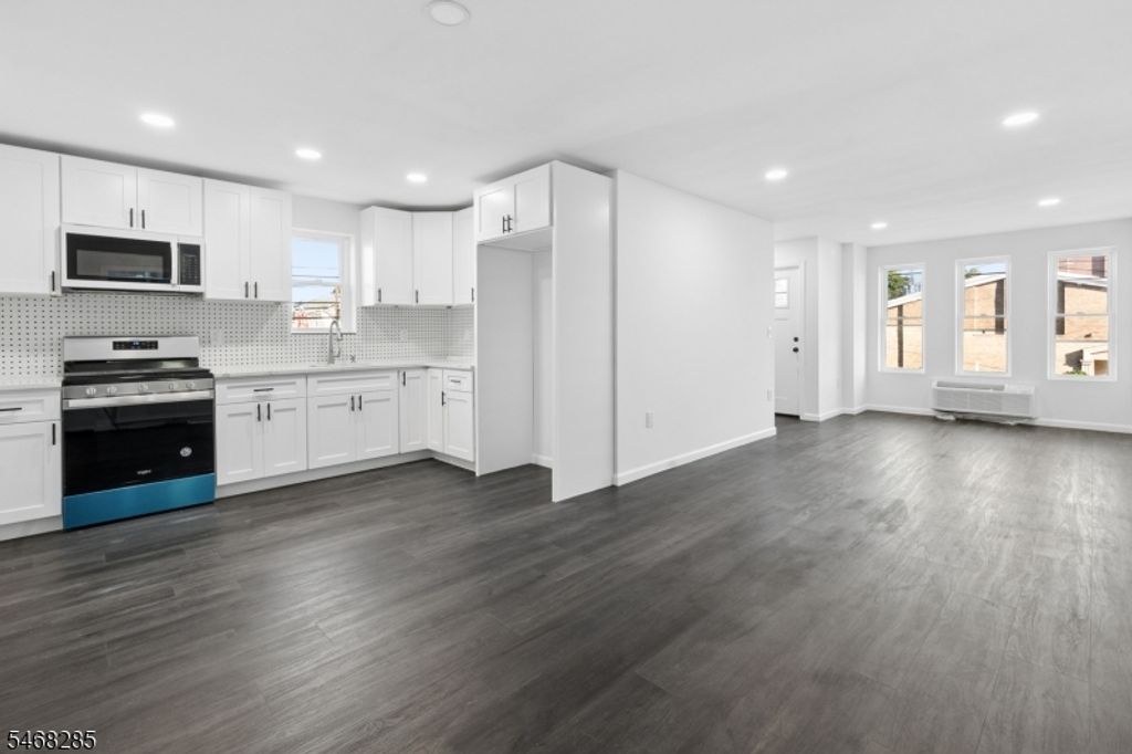 346 11Th Ave, Paterson City, NJ 07514 — photo 3