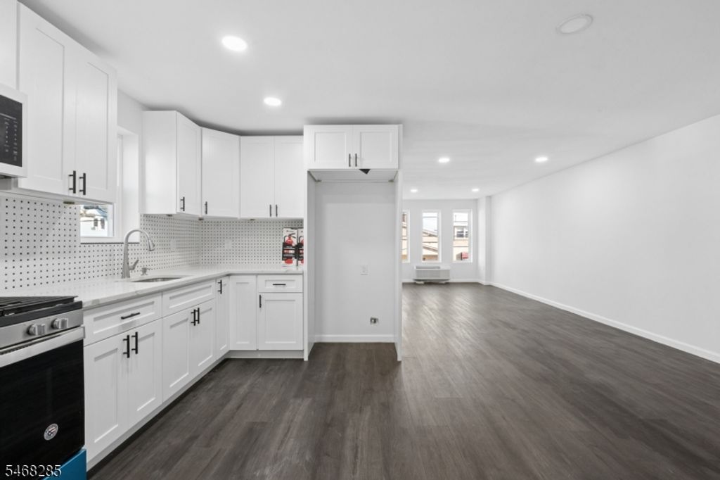 346 11Th Ave, Paterson City, NJ 07514 — photo 4