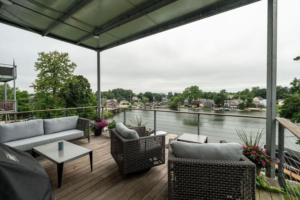 N52W35002 Lake DRIVE #202, Okauchee, WI 53069