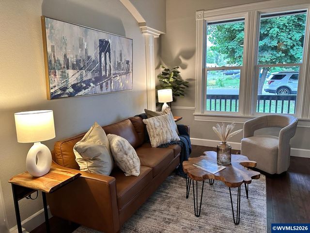 190 N Cleveland St St, Mt Angel, OR 97362