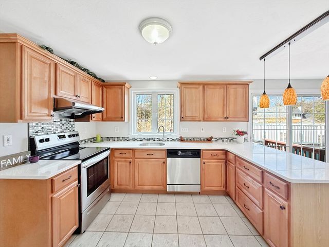 4 Old Cart Rd, Shrewsbury, MA 01545