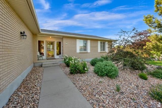 2304 W BONANZA CIR, South Jordan, UT 84095