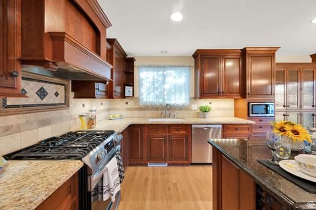 2304 W BONANZA CIR, South Jordan, UT 84095