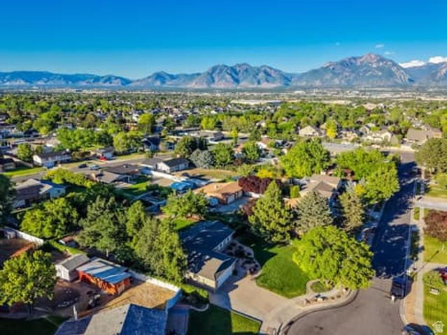 2304 W BONANZA CIR, South Jordan, UT 84095