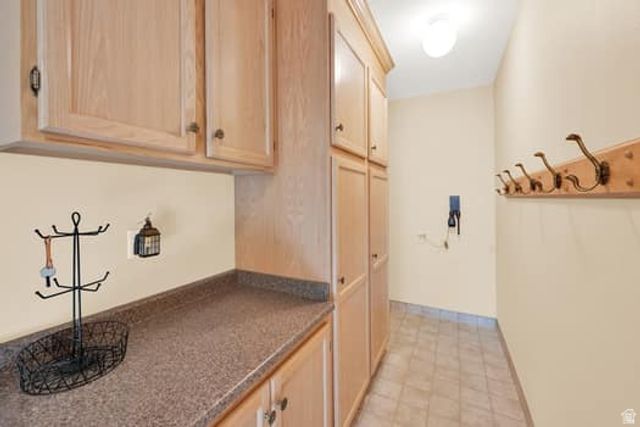 2304 W BONANZA CIR, South Jordan, UT 84095