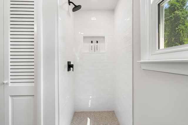 58 Carlisle Rd, Westford, MA 01886