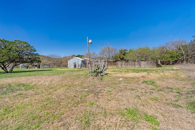 235 S Lillian Dr, Kerrville, TX 78028