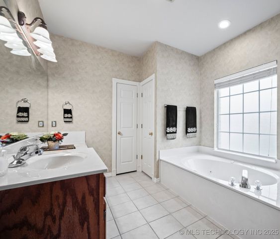 7909 E Freeport Place, Broken Arrow, OK 74014