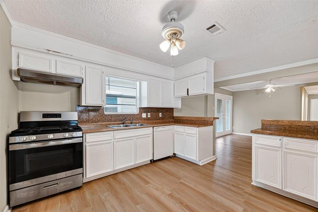 1504 Lawrence Avenue, Pasadena, TX 77506
