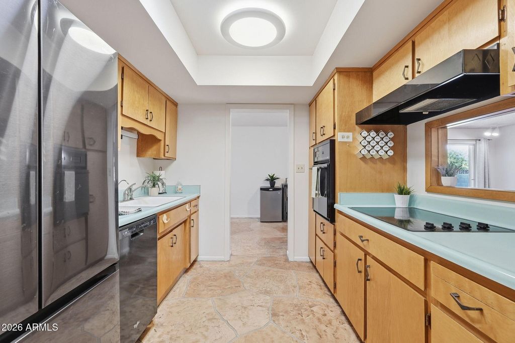 Image 10 of property listing at 1014 E BALBOA Circle, Tempe, AZ 85282