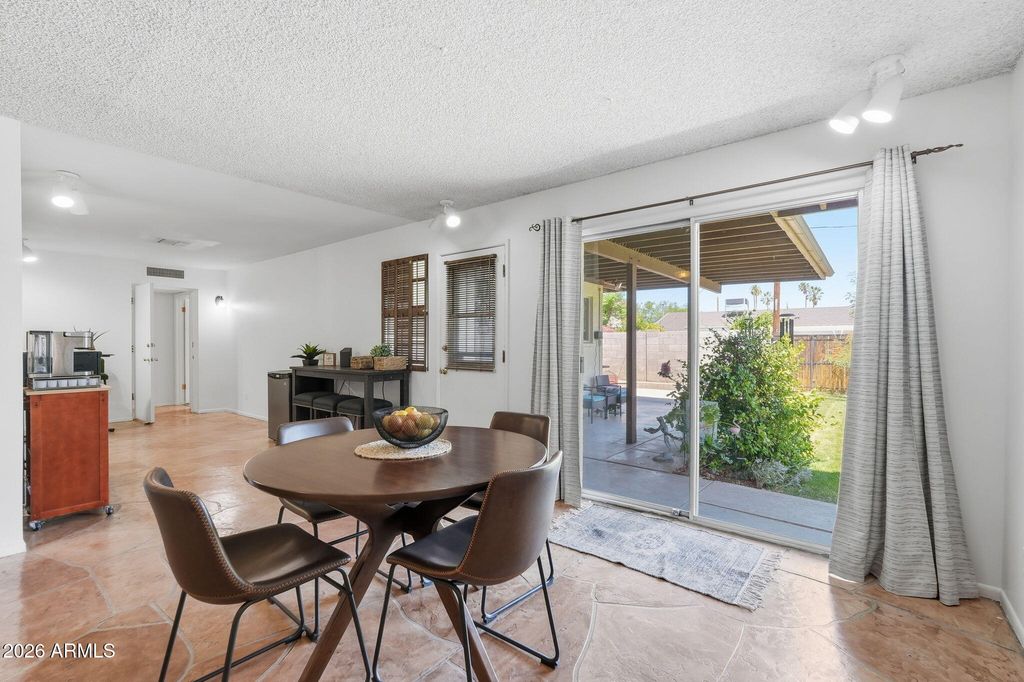 Image 13 of property listing at 1014 E BALBOA Circle, Tempe, AZ 85282