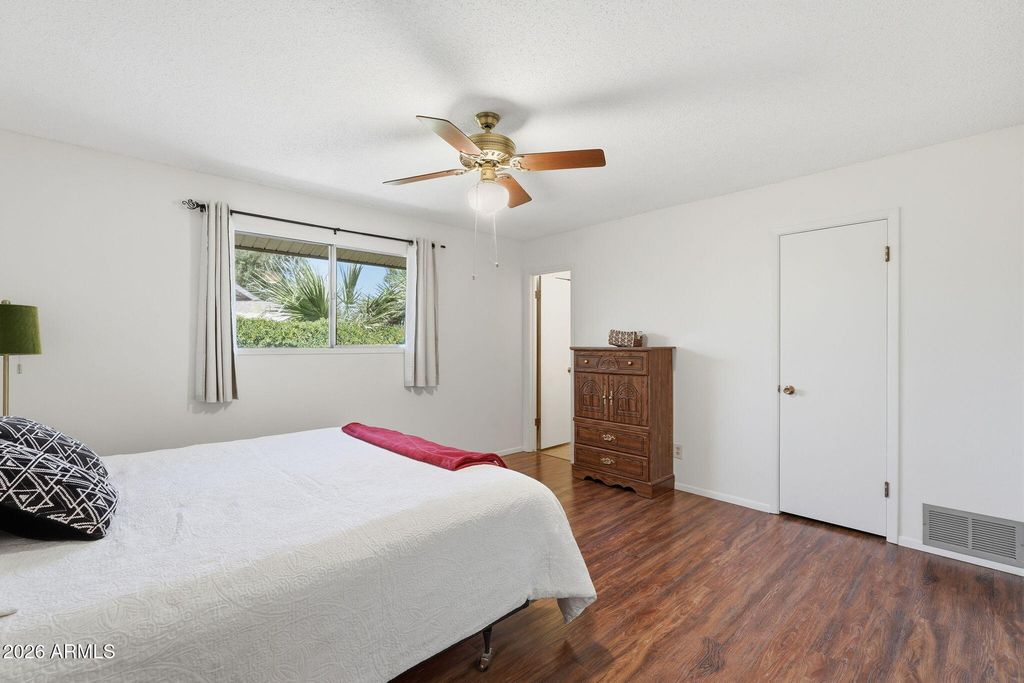 Image 16 of property listing at 1014 E BALBOA Circle, Tempe, AZ 85282