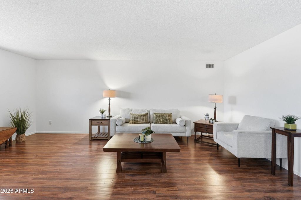 Image 4 of property listing at 1014 E BALBOA Circle, Tempe, AZ 85282