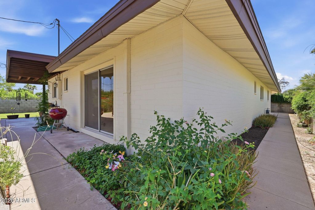 Image 49 of property listing at 1014 E BALBOA Circle, Tempe, AZ 85282