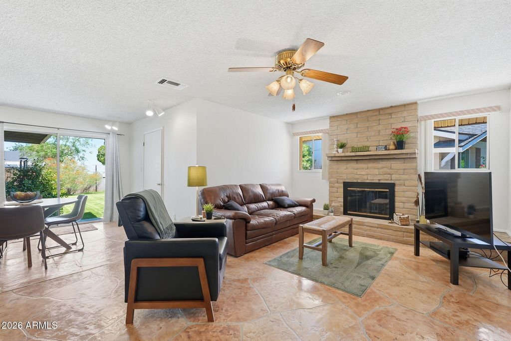 Image 8 of property listing at 1014 E BALBOA Circle, Tempe, AZ 85282