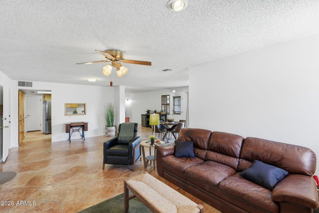 Image 9 of property listing at 1014 E BALBOA Circle, Tempe, AZ 85282