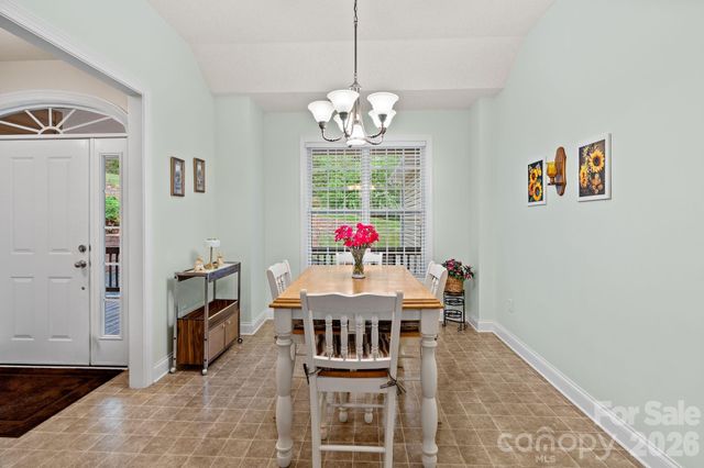 112 Chestnut Lane, Hendersonville, NC 28792