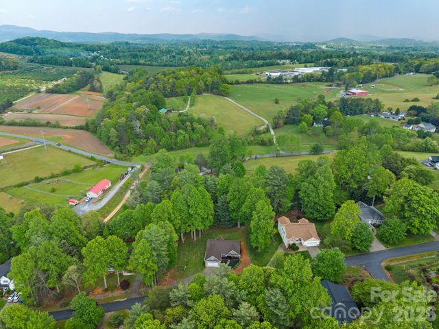 112 Chestnut Lane, Hendersonville, NC 28792