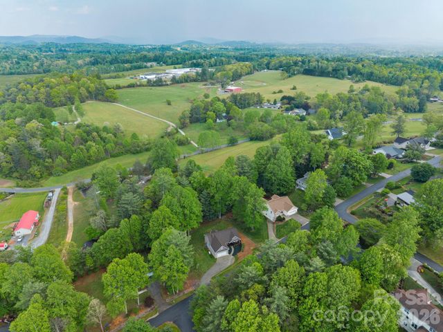 112 Chestnut Lane, Hendersonville, NC 28792