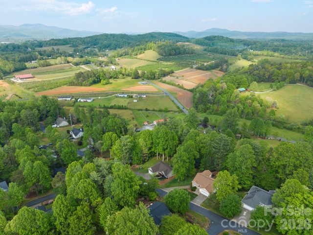 112 Chestnut Lane, Hendersonville, NC 28792