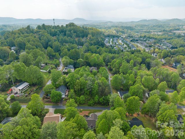 112 Chestnut Lane, Hendersonville, NC 28792