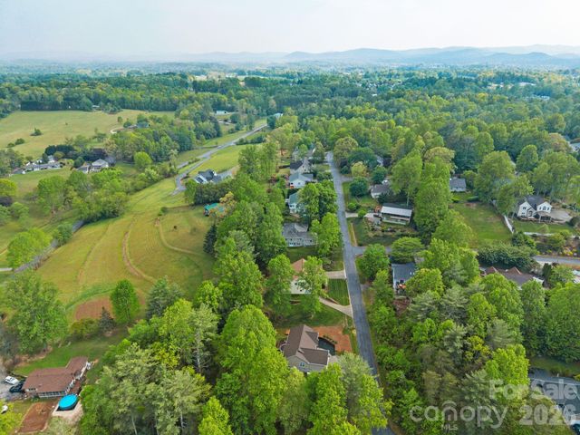 112 Chestnut Lane, Hendersonville, NC 28792