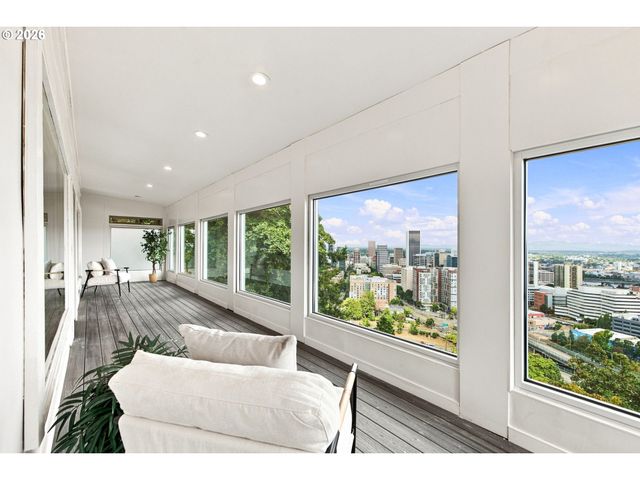 2604 Sw BUCKINGHAM Ave, Portland, OR 97201