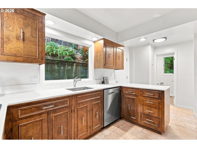 2604 Sw BUCKINGHAM Ave, Portland, OR 97201