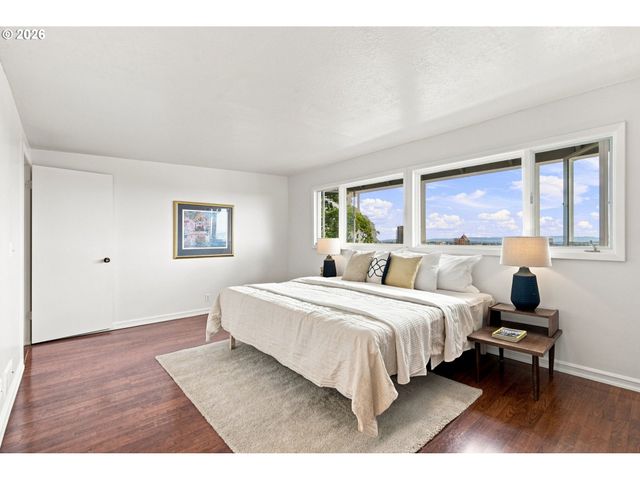 2604 Sw BUCKINGHAM Ave, Portland, OR 97201