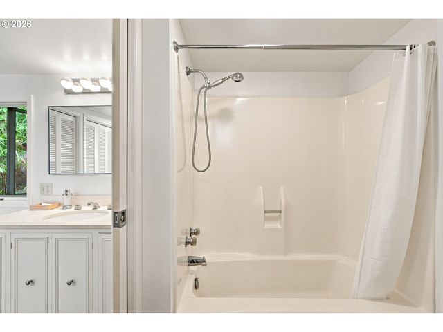 2604 Sw BUCKINGHAM Ave, Portland, OR 97201