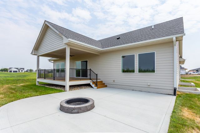 17425 Oakwood Drive, Urbandale, IA 50323