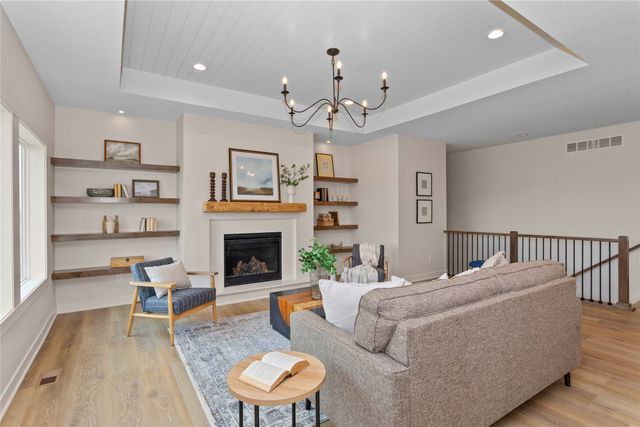 17425 Oakwood Drive, Urbandale, IA 50323