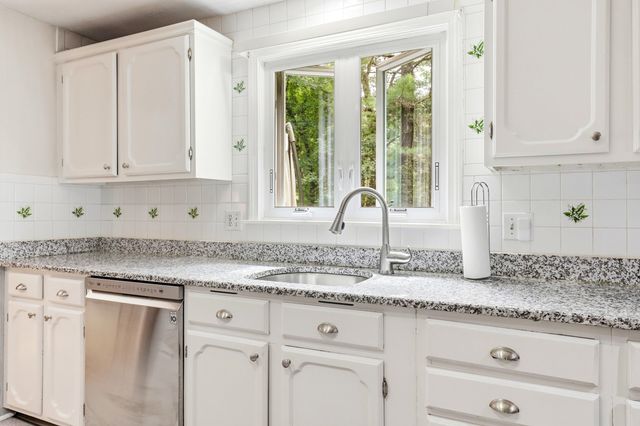 9 King Edward Drive, Londonderry, NH 03053