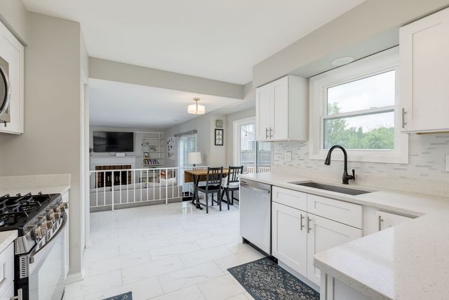 200 Heath Place, Westmont, IL 60559